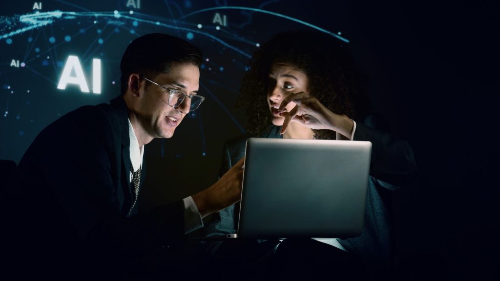 גבר ואשה מול מסך AI