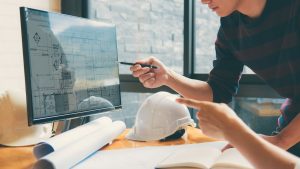 אדריכלים מול מחשב - ביטוח אחריות מקצועית לאדריכלים