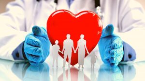 איור לב ודמויות משפחה - ביטוח בריאות למשפחה