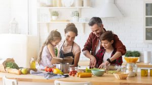משפחה במטבח - ביטוח חיים ריסק
