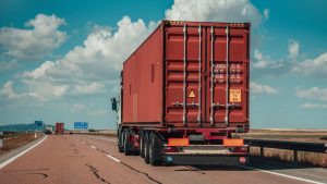 משאית בכביש המהיר - סחורה בהעברה