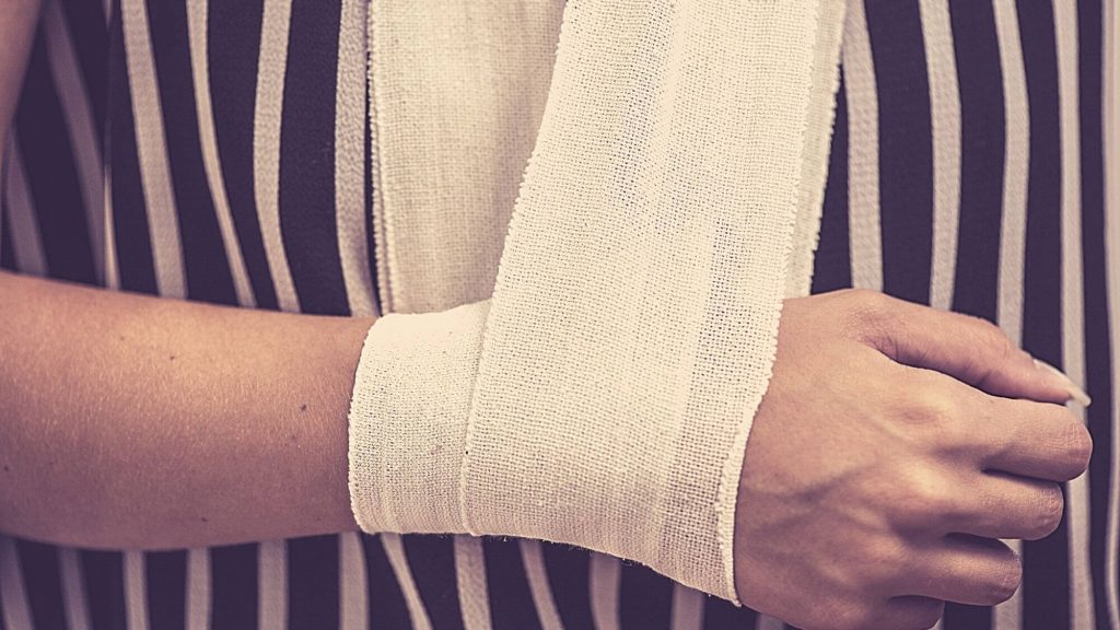 זרוע חבושה - ביטוח תאונות אישיות